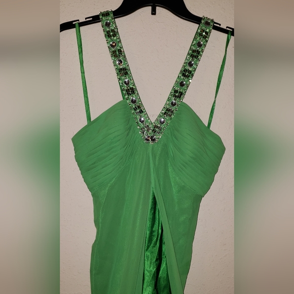 Hailey Logan by Adrianna Papell Emerald Green evening gown size 1/2 (cpd116) - Picture 1 of 12